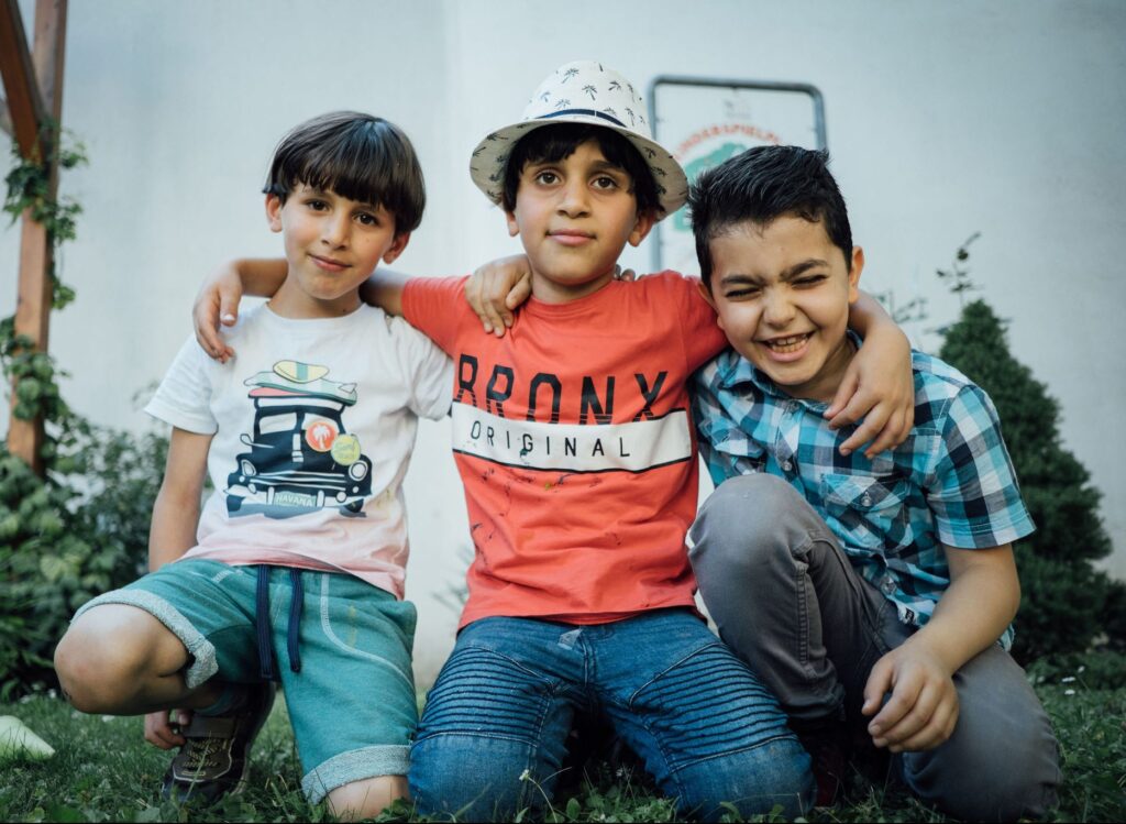 3 Buben sich umarmend