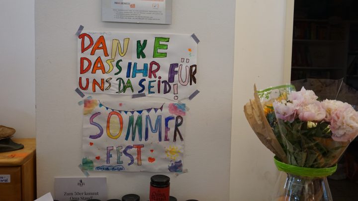 Poster mit bunter Schrift: Danke, dass ihr für uns da seid! Sommerfest